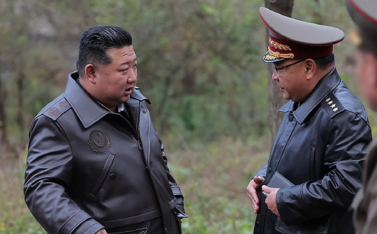 북한 김정은, 전략미사일기지 시찰.<조선중앙통신 연합뉴스, 국내에서만 사용가능>